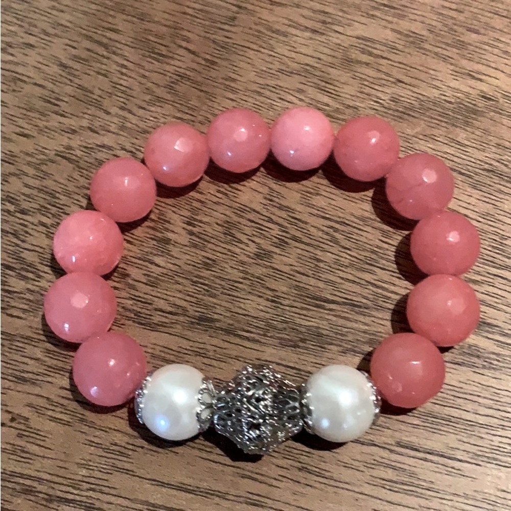 Rose quartz bracelet with 2 cultured white Tahitian pearls and a silver bead.